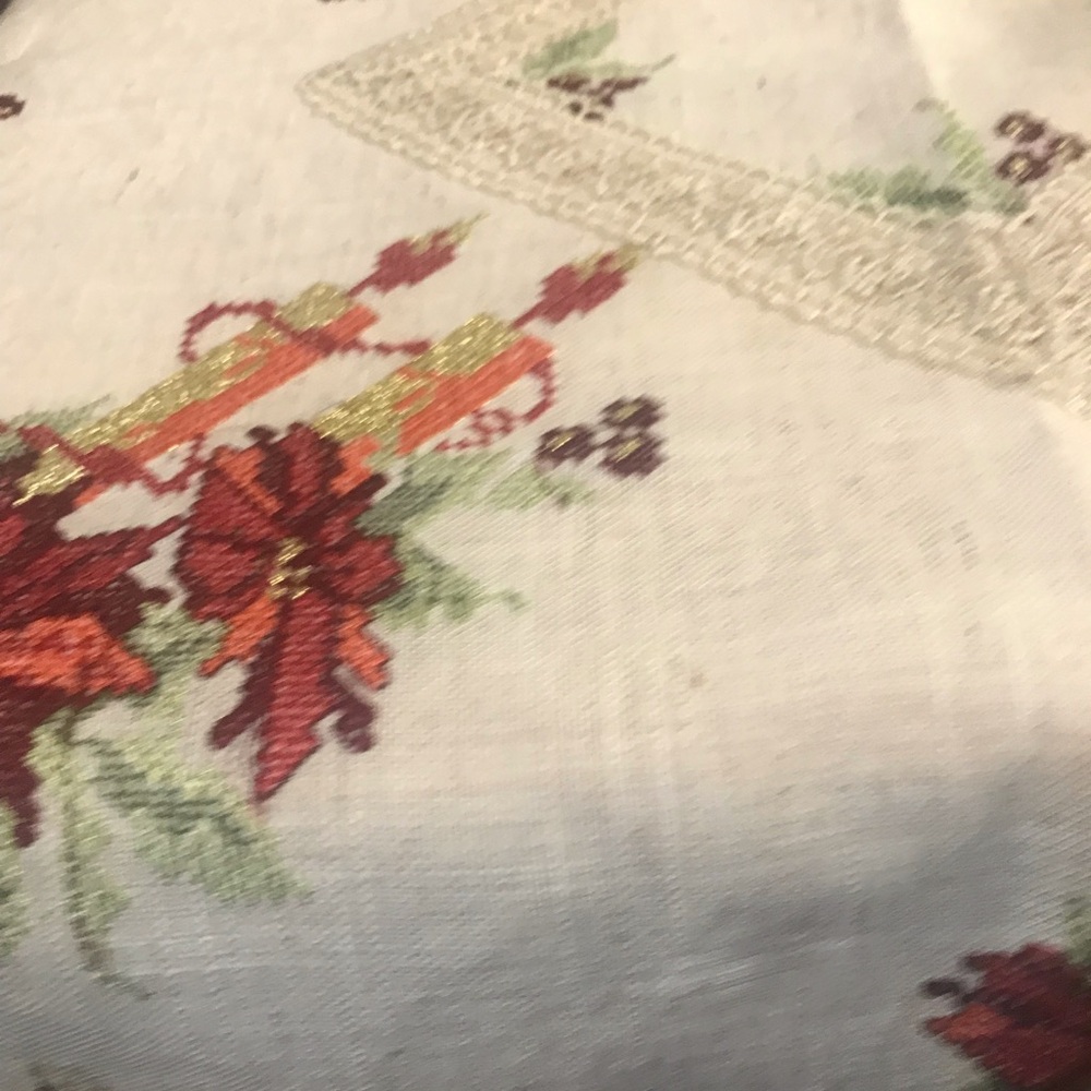 Floral Embroidered Tablecloth - Picture 4 of 10
